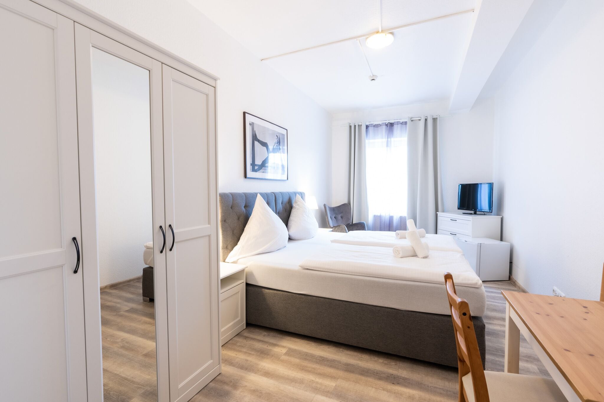 double room, 1 queen bed | desk, laptop workspace, free wifi, bed sheets