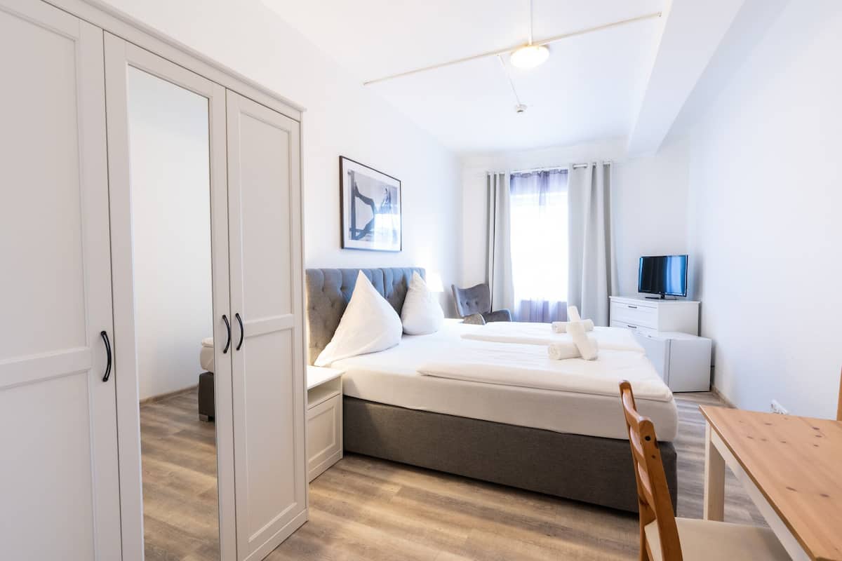 double room, 1 queen bed | desk, laptop workspace, free wifi, bed sheets