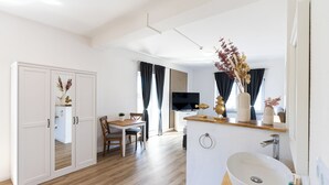 A modern bathroom with a white sink, a mirror, and a wooden vanity. - Hotel Bergheim an der Erft (Bergheim)