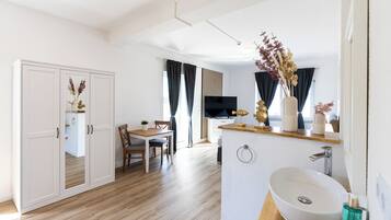 Deluxe Double Room, 1 King Bed, Bathtub, Corner | Desk, laptop workspace, free WiFi, bed sheets