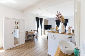 Kamar Double Deluks, 1 Tempat Tidur King, bathtub, sudut | Meja kerja, ruang kerja ramah laptop, Wi-Fi gratis, dan seprai linen