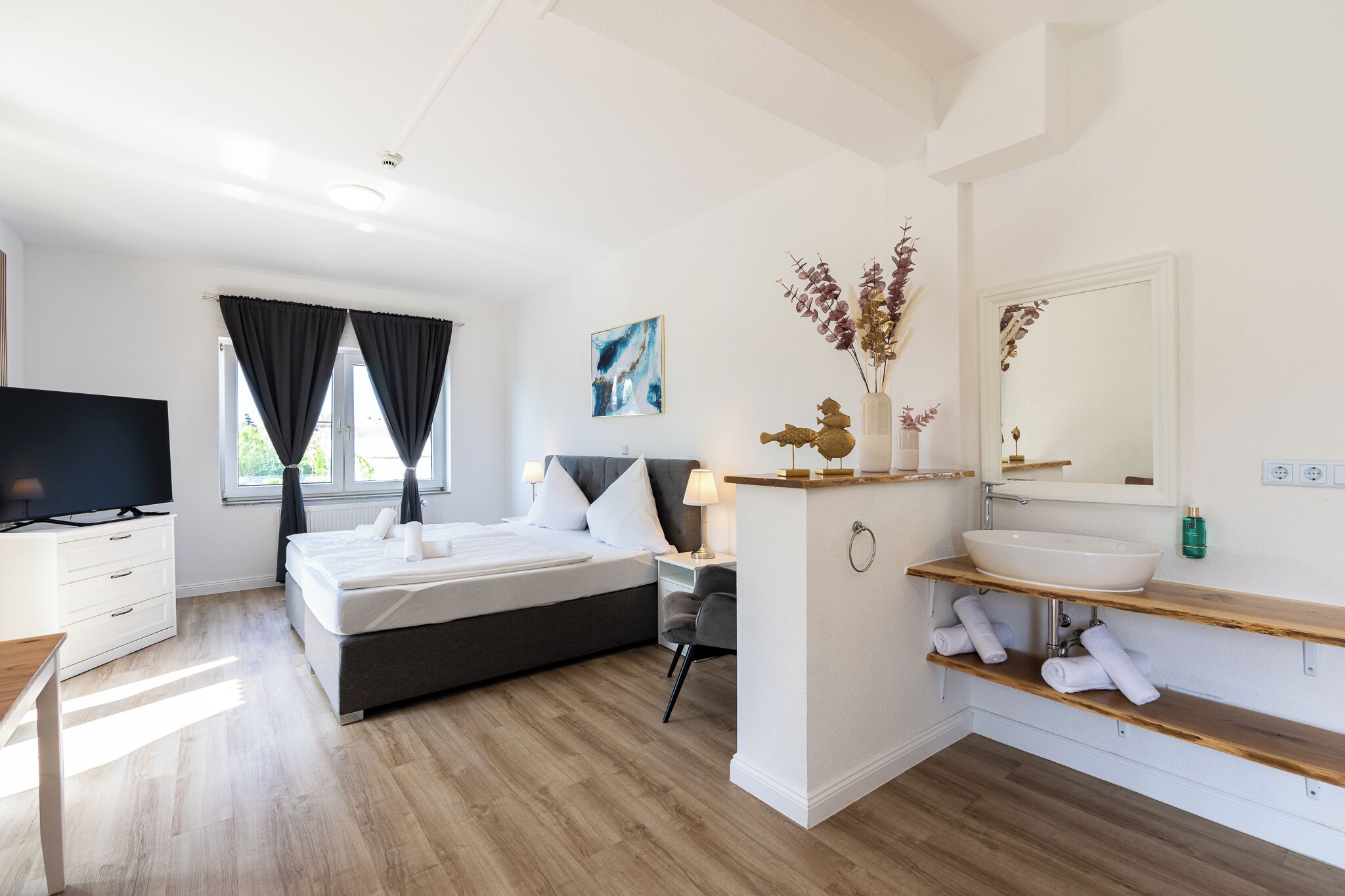 deluxe double room, 1 king bed, bathtub, corner | desk, laptop workspace, free wifi, bed sheets