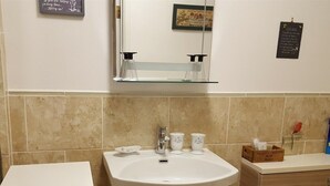 Comfort-Doppelzimmer, mit Bad, Gartenblick (Ground floor Double) | Badezimmer