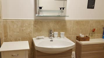 Comfort Double Room, Ensuite, Garden View (Ground floor Double) | Bathroom