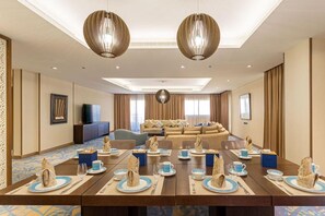 Presidential-Penthouse | Essbereich im Zimmer