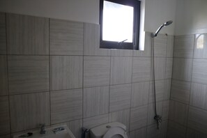 Budget Double Room | Bathroom | Shower, free toiletries, towels - Baler Fiore Del Mare (Baler)