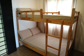 A bunk bed with two levels, a window with curtains, and a black partition on the left. - Baler Fiore Del Mare (Baler)