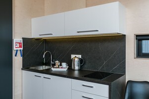 Ísskápur, eldavélarhellur, kaffivél/teketill, brauðrist