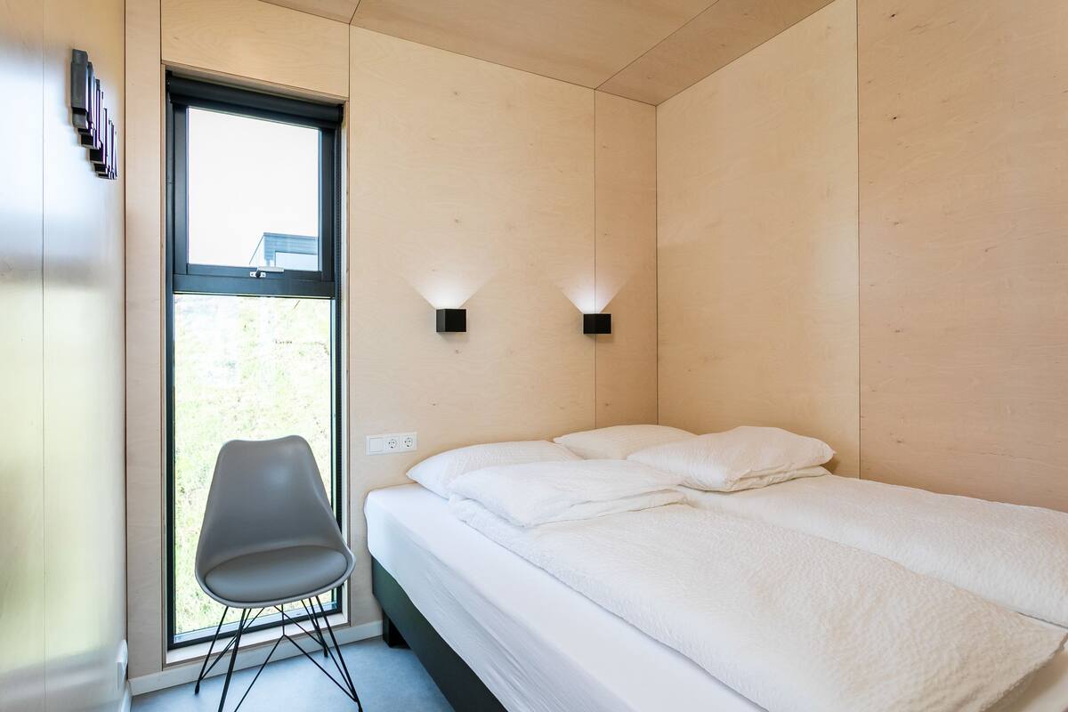 1 bedroom, premium bedding, desk, laptop workspace