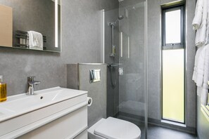 Shower, free toiletries, hair dryer, towels - Harbour View (Grindavik)