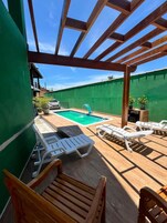 Piscina externa, funciona das 8h às 20h, espreguiçadeiras