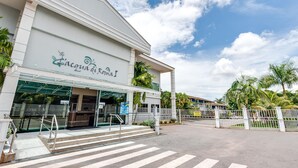 A building with a sign reading 'Jacquard di Roma I'. - Diroma Lacqua I - Direto com o Grupo Diroma - Acesso ao Acqua Park com Café da Manhã (Caldas Novas)