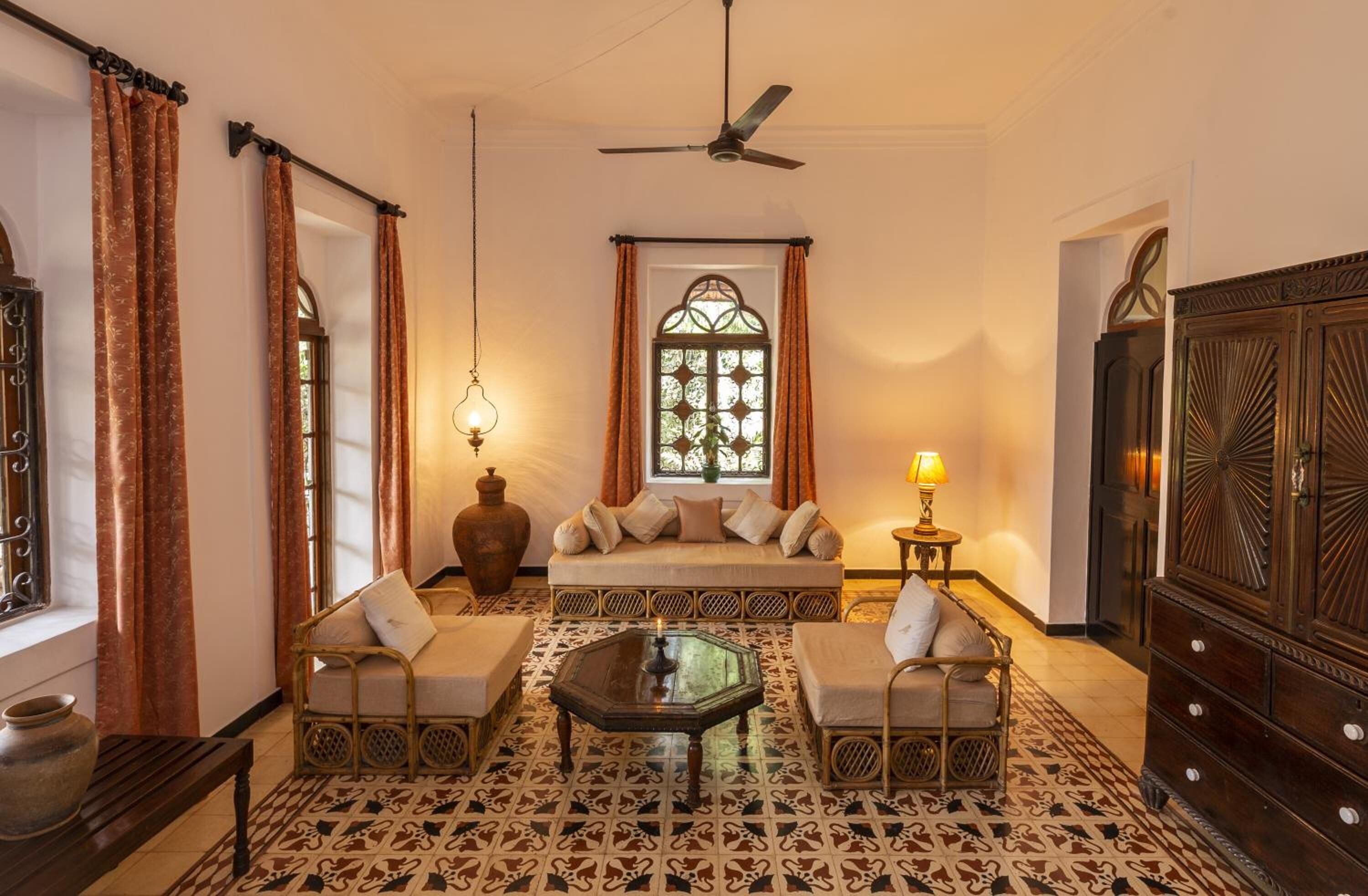Una habitación tradicional con un conjunto de sofás, una mesa de centro y un armario.