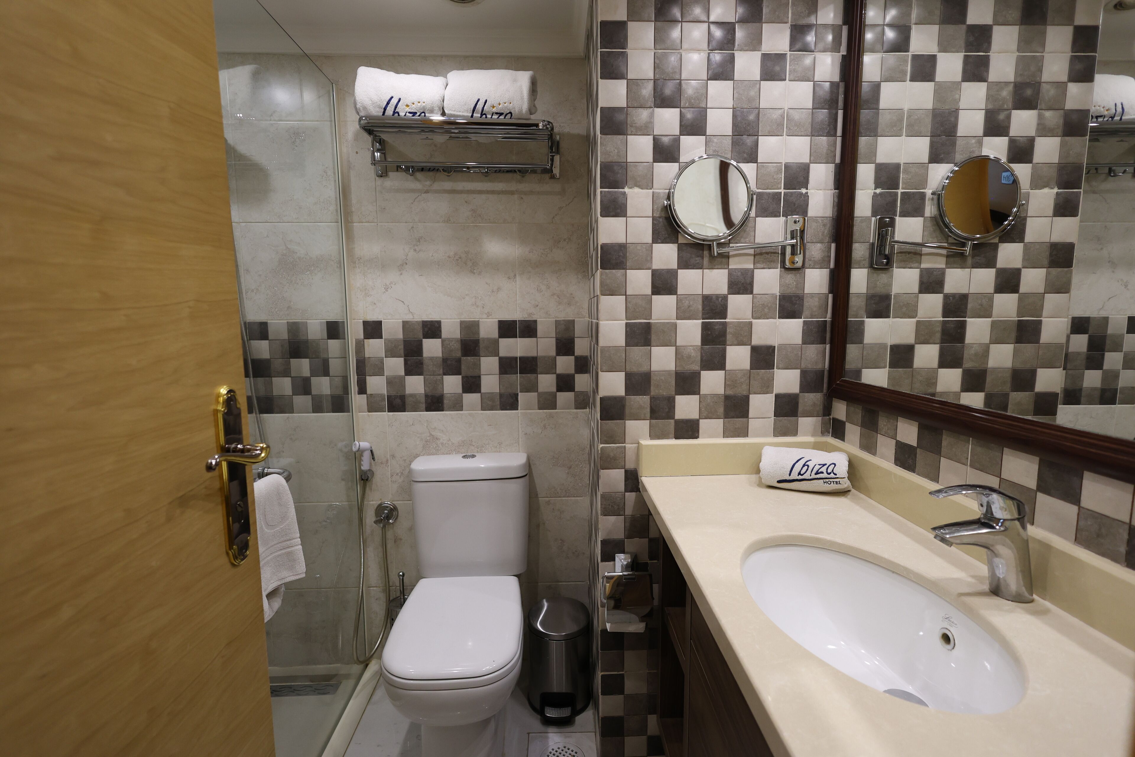 junior suite | bathroom | combined shower/bathtub, free toiletries, hair dryer, slippers