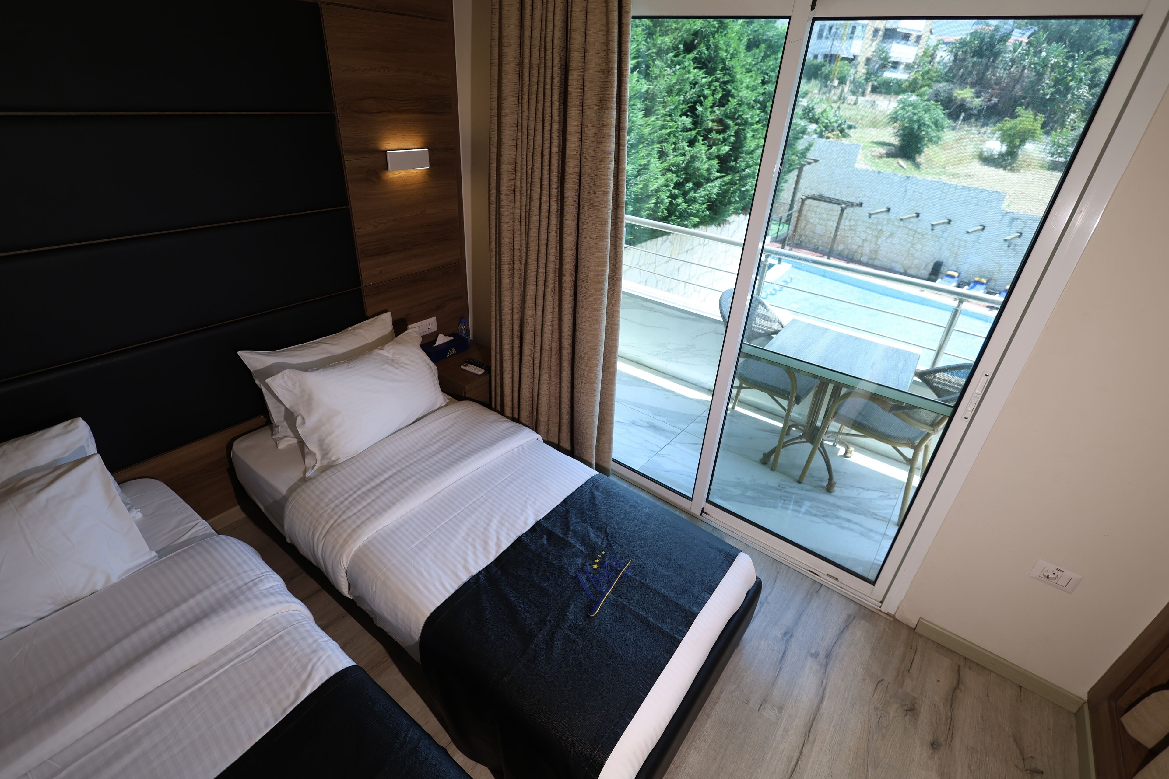 deluxe double room | minibar, in-room safe, desk, blackout curtains