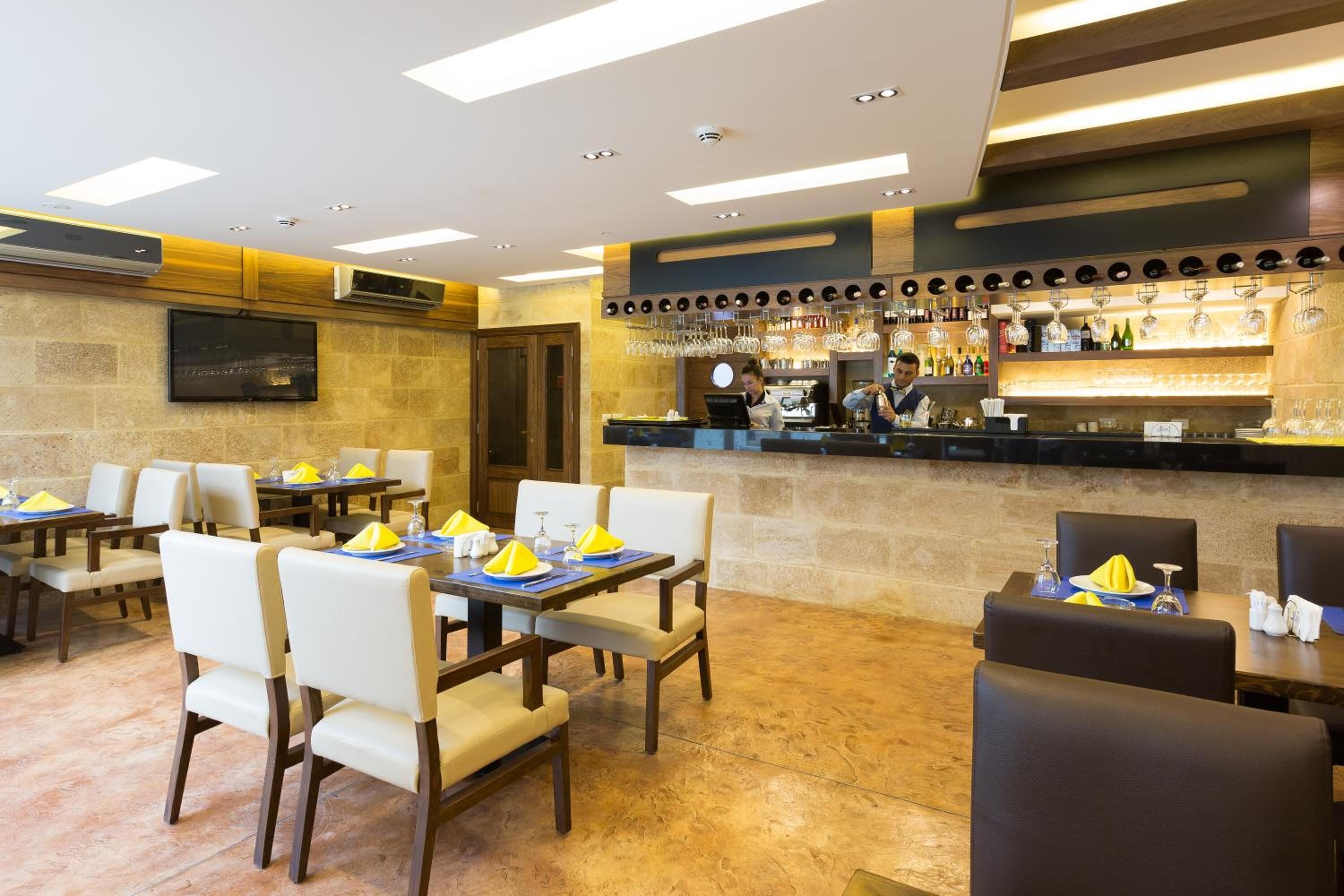 breakfast, lunch, dinner served; international cuisine