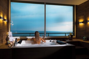 Superior Suite | Minibar, in-room safe, desk, blackout drapes