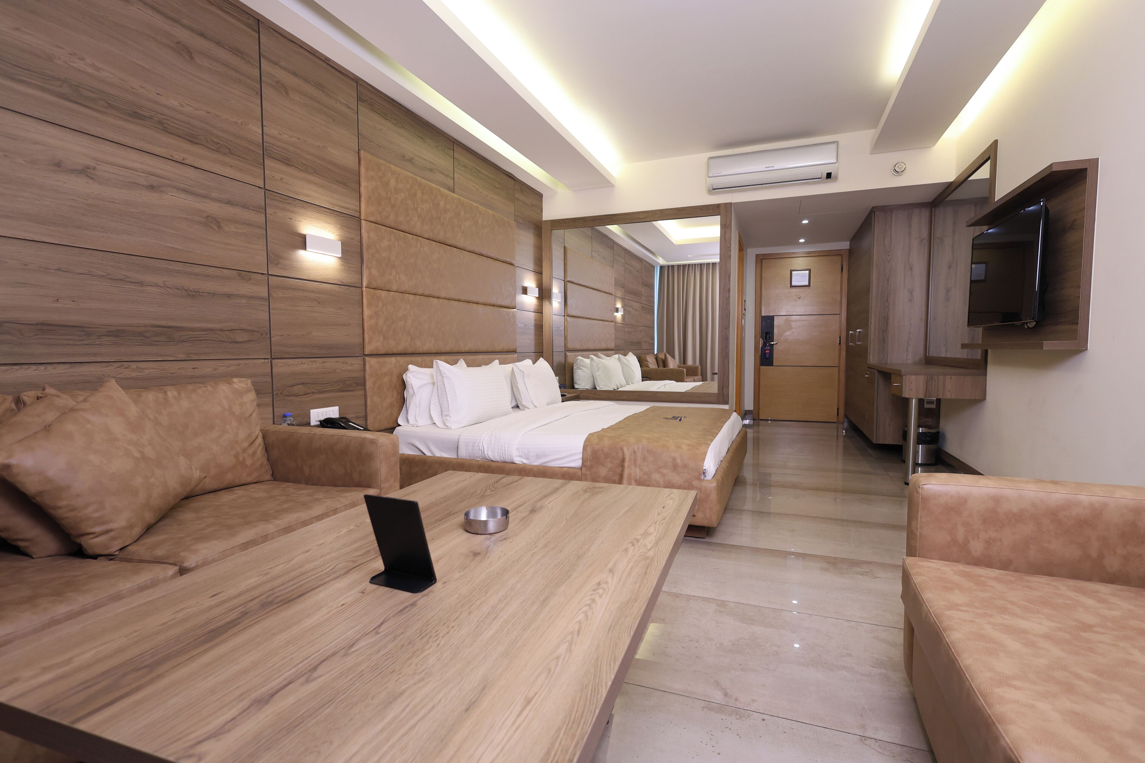 junior suite | minibar, in-room safe, desk, blackout curtains