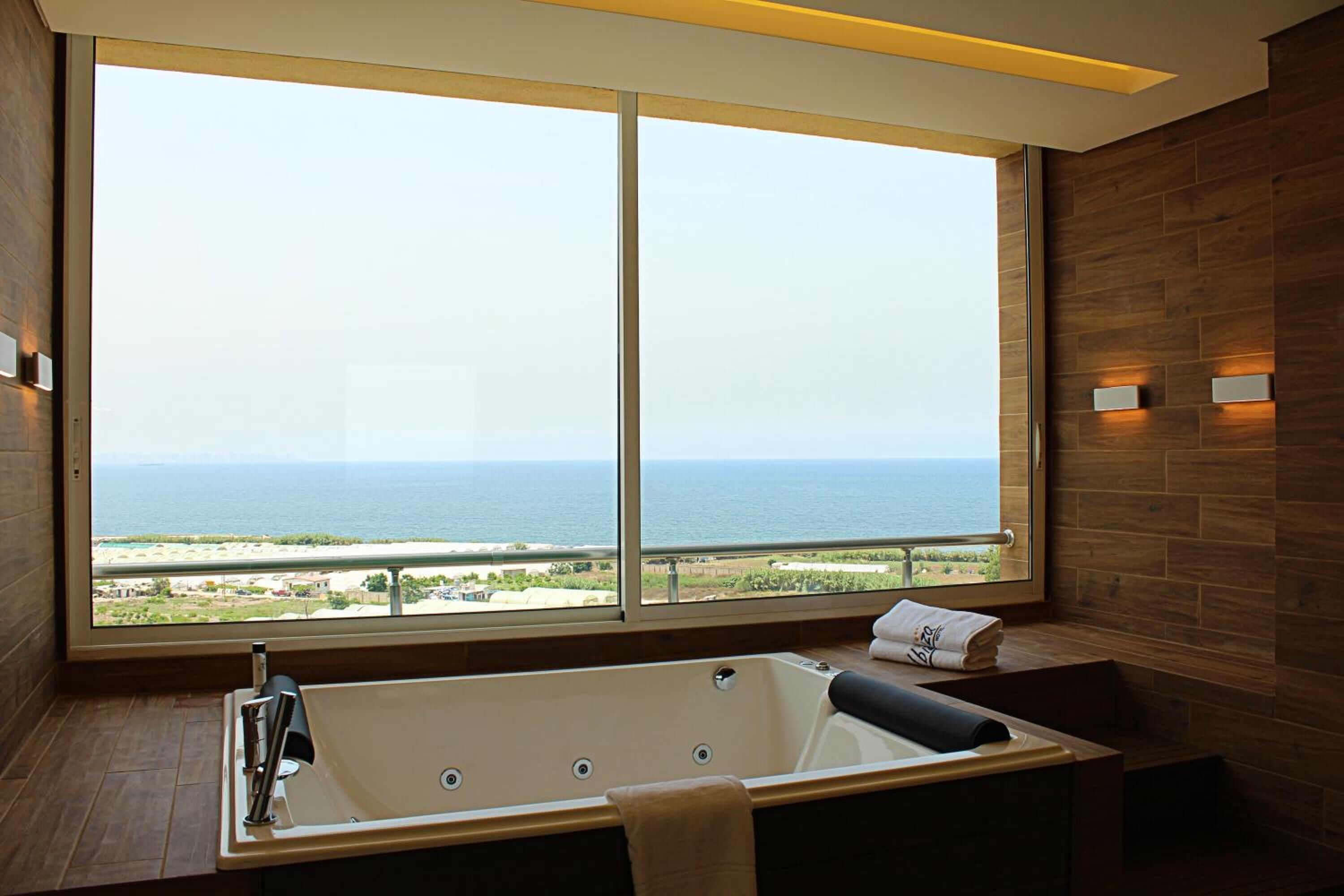 combined shower/bathtub, free toiletries, hair dryer, slippers