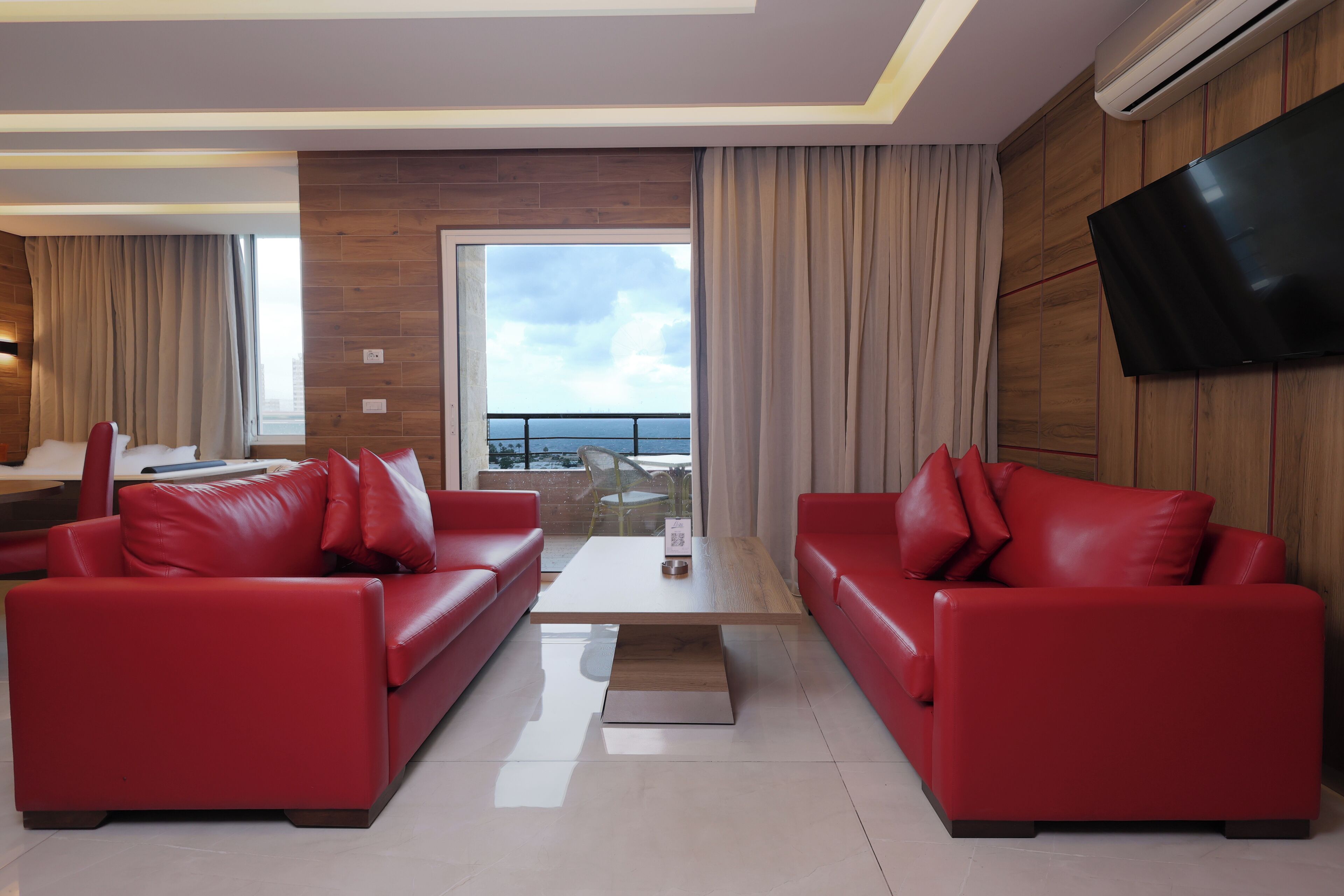 Minibar, coffres-forts dans les chambres, bureau, rideaux occultants