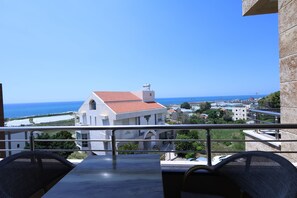 Suite – junior | Minibar, safe på rommet, skrivebord og blendingsgardiner