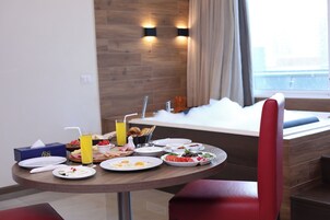 Superior Suite | Minibar, in-room safe, desk, blackout drapes