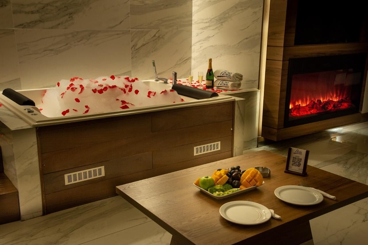 Executive Suite | Minibar, in-room safe, desk, blackout curtains