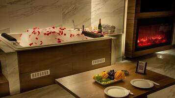 Executive Suite | Minibar, in-room safe, desk, blackout curtains