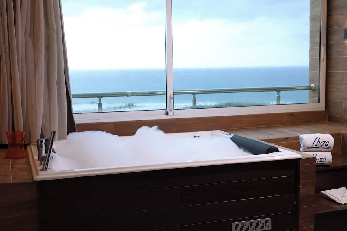 Superior Suite | Minibar, in-room safe, desk, blackout curtains