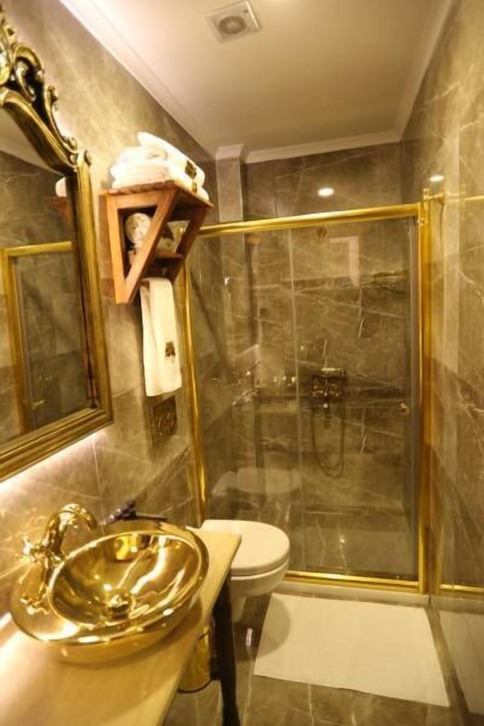 standard twin room | bathroom | shower, free toiletries, hair dryer, slippers