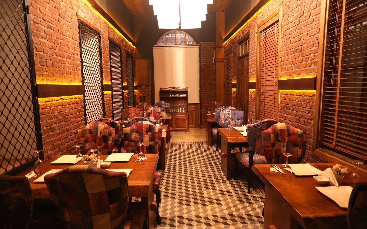 2 restaurants, breakfast served