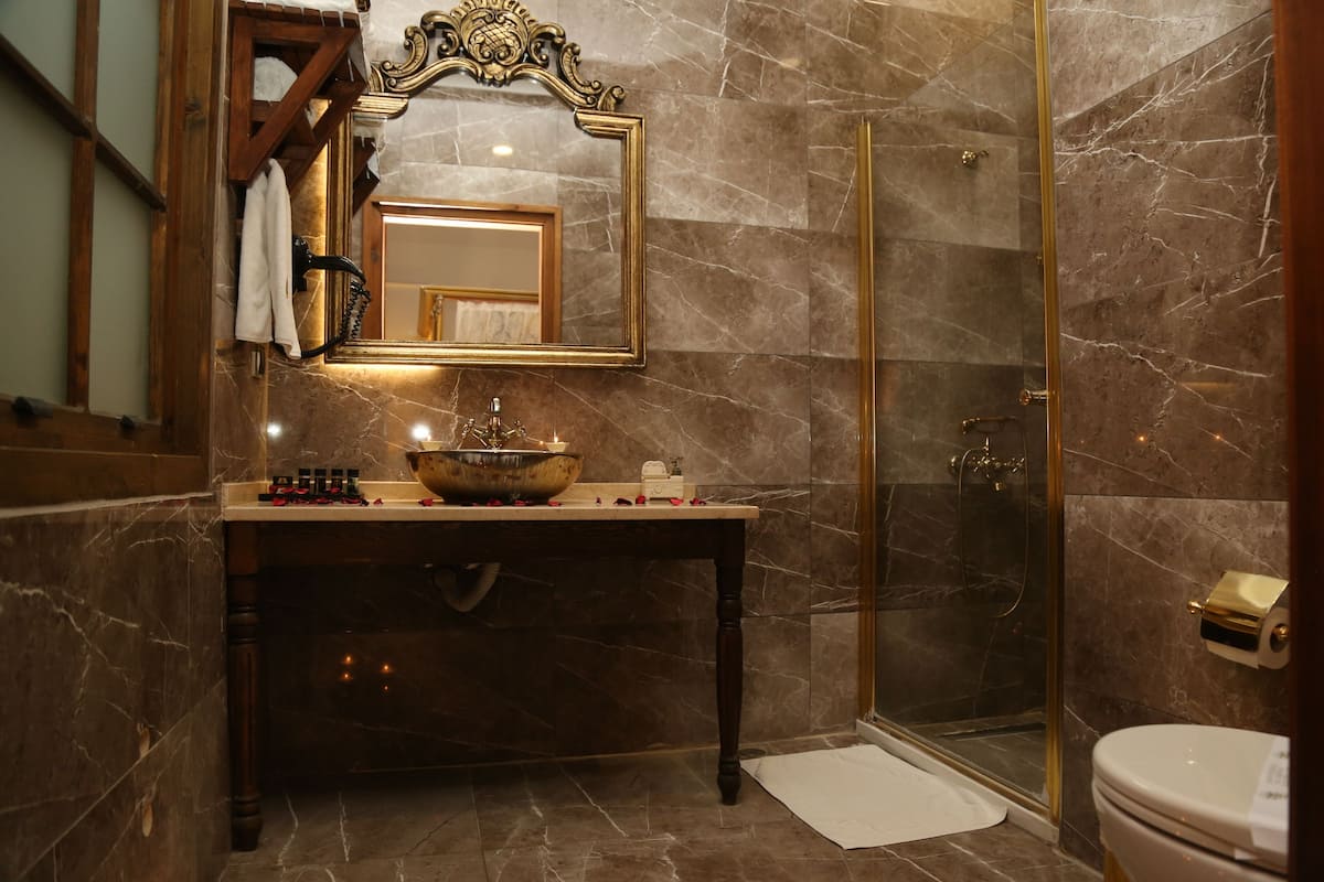 family suite | bathroom | shower, free toiletries, hair dryer, slippers