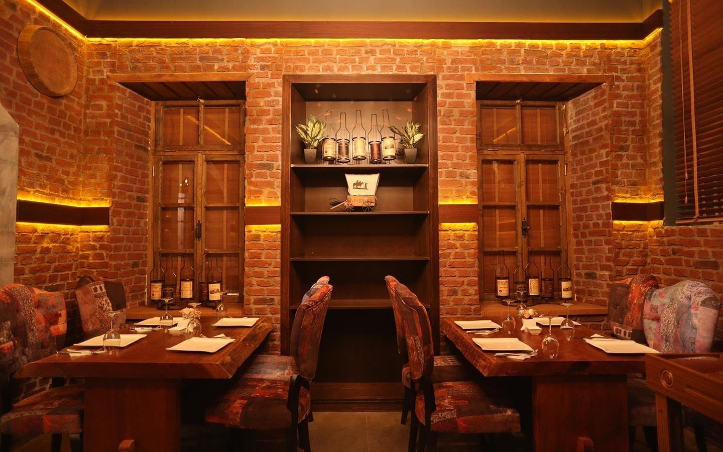 2 restaurants, breakfast served