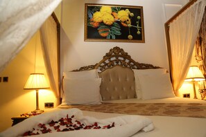 Honeymoon suite | Een minibar, een kluis op de kamer, een bureau, geluiddichte muren