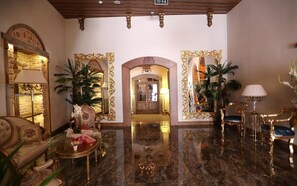 Coin salon dans le hall