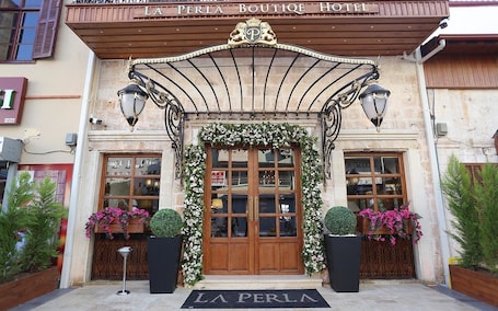 Property entrance. La Perla Premium Hotel - Special Class