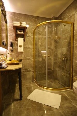 Standaard tweepersoonskamer | Badkamer | Een douche, gratis toiletartikelen, een haardroger, pantoffels