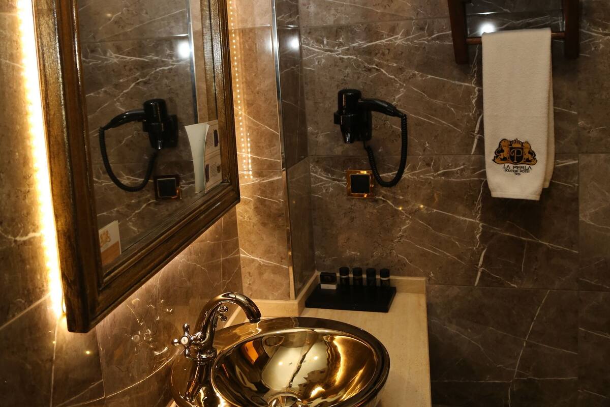 shower, free toiletries, hair dryer, slippers