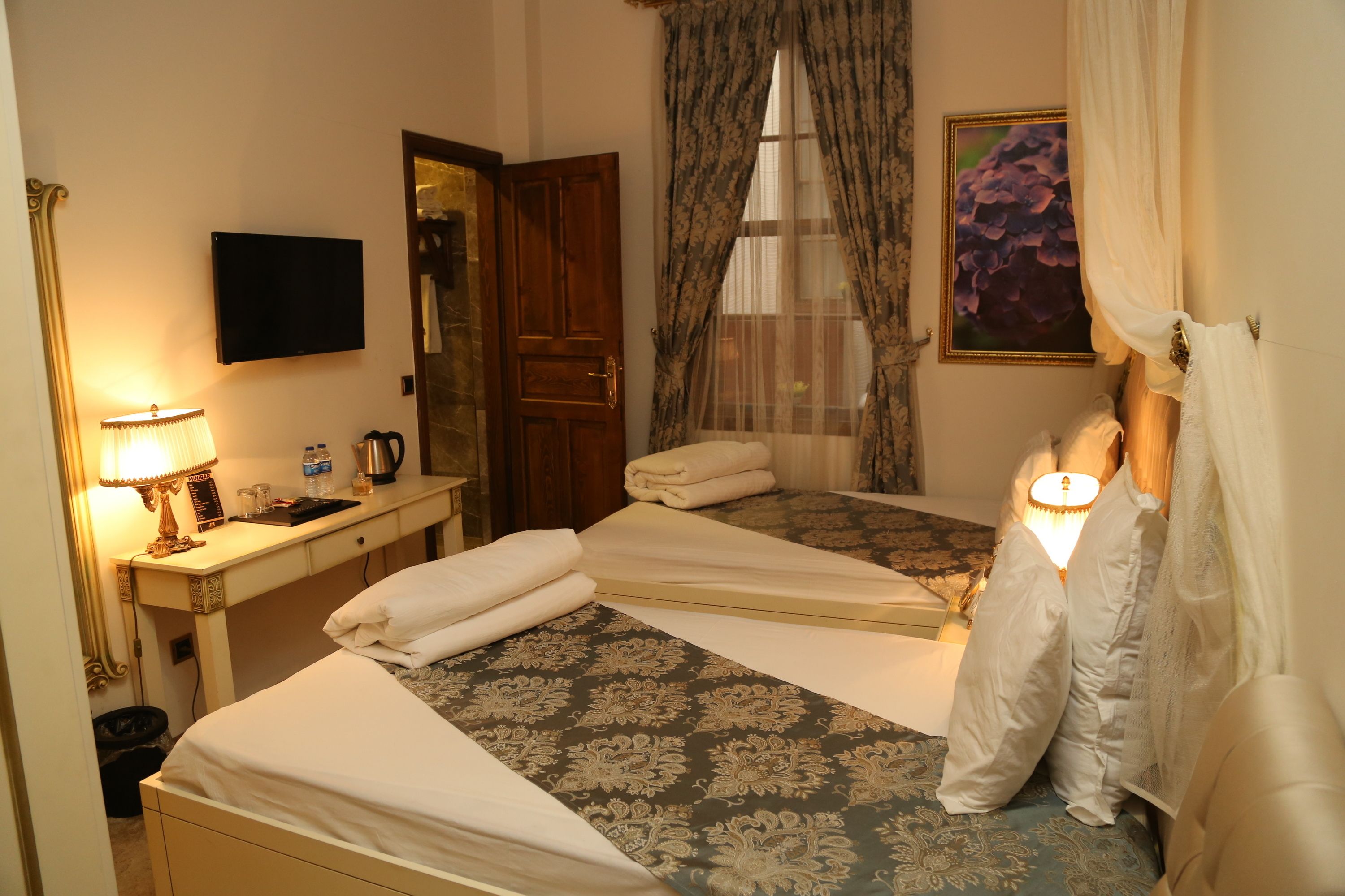 standard twin room | minibar, in-room safe, desk, soundproofing