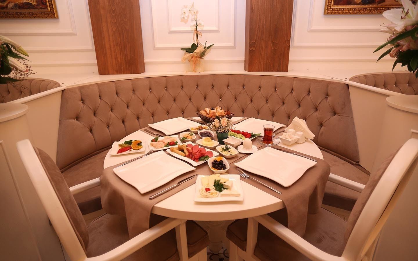 2 restaurants, breakfast served