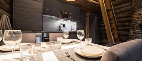 Deluxe Apartment, 1 Bedroom, Garden Area | In-room dining
