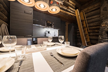 Deluxe Apartment, 1 Bedroom, Garden Area | In-room dining