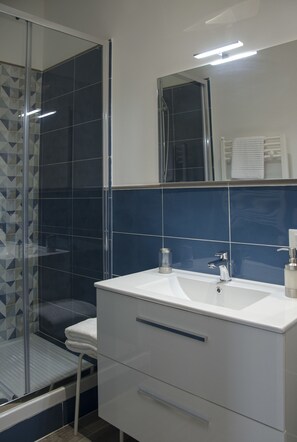 Double Room, 1 Bedroom | Bathroom | Shower, rainfall showerhead, free toiletries, hair dryer - Appartamento Cavour 37 Palermo (Palermo)