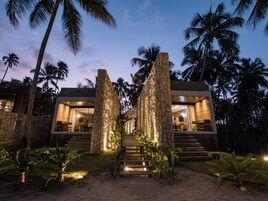 Bangalô Frente mar | Frigobar, cofres nos quartos, individualmente decorados