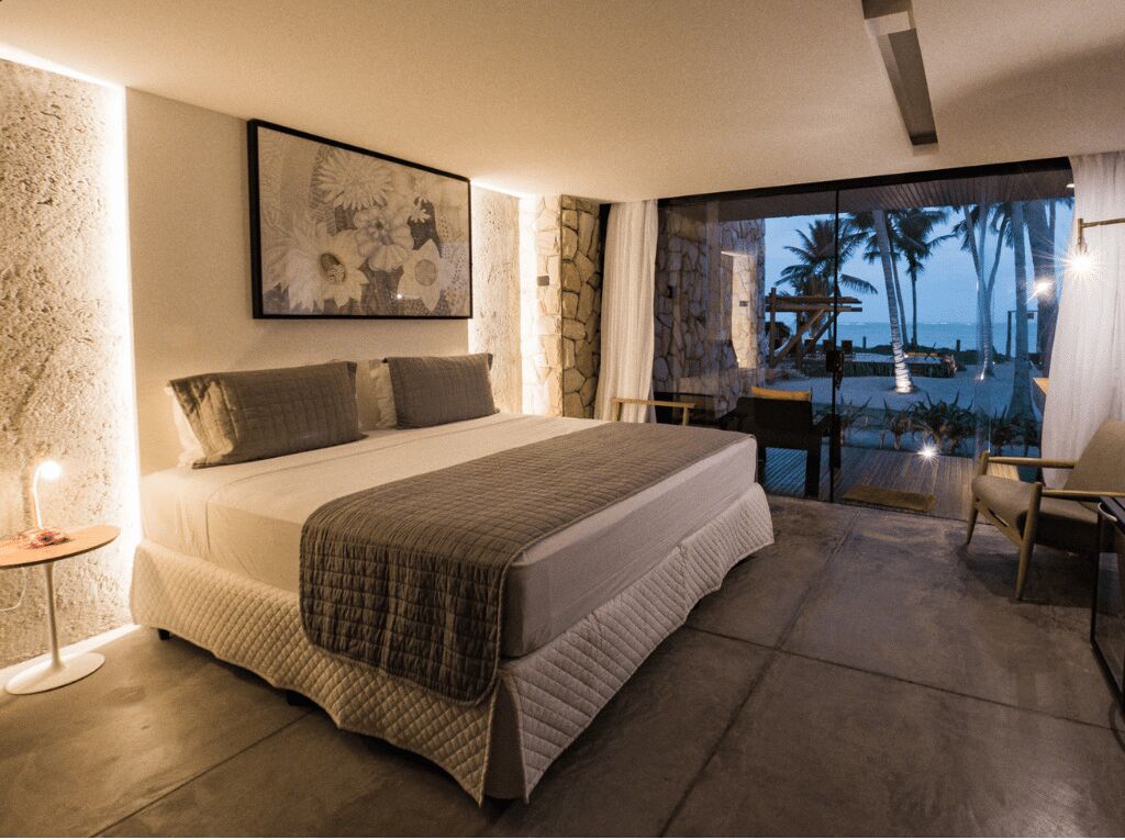 Minibar, caja de seguridad en la habitación y decoración personalizada 