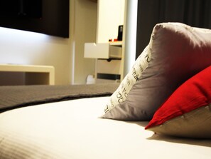 华丽双人房, 阳台 | 高档床上用品、迷你吧（备有免费物品）、客房内保险箱、办公桌