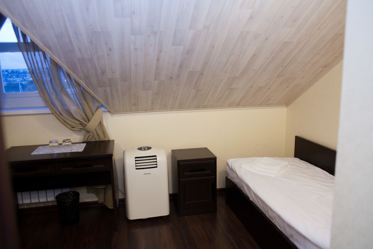 Kamar Twin Ekonomi, kamar mandi umum | Brankas, meja kerja, kedap suara, dan setrika/meja setrika