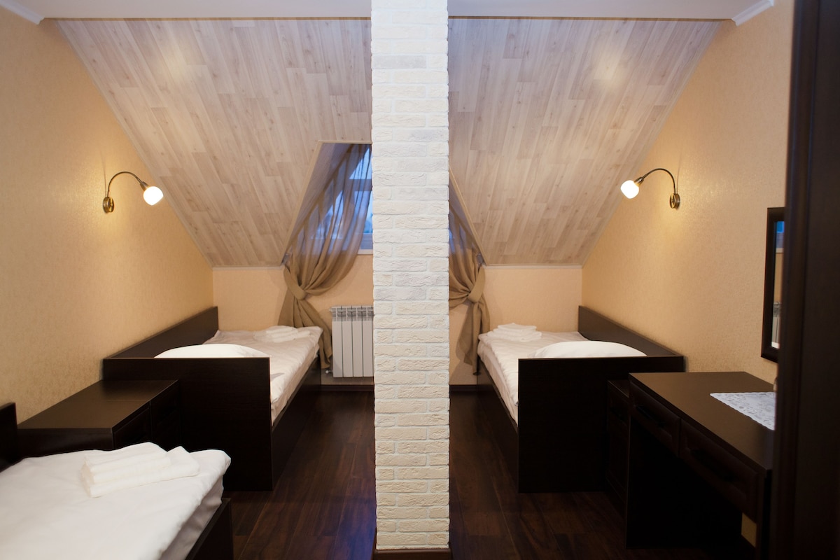 Kamar Triple Standar, kamar mandi umum | Brankas, meja kerja, kedap suara, dan setrika/meja setrika