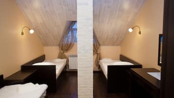 Chambre Triple Standard, salle de bains commune | Coffres-forts dans les chambres, bureau, chambres insonorisées