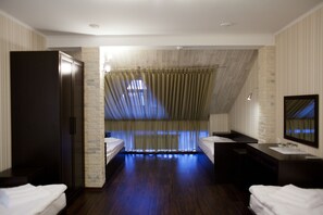 Kamar Quadruple Standar, kamar mandi umum | Brankas, meja kerja, kedap suara, dan setrika/meja setrika